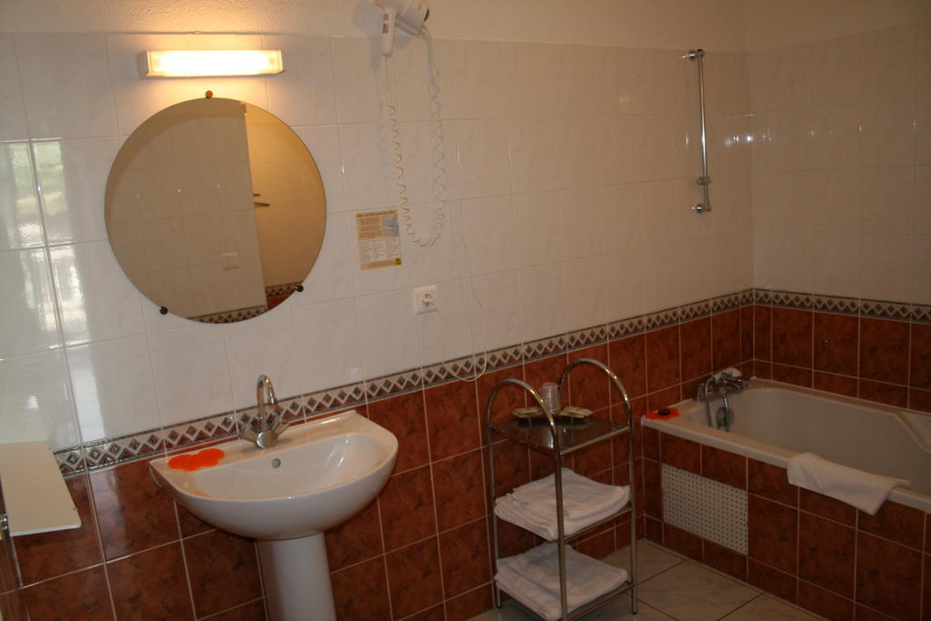 Auberge Du Chateau Margon  Zimmer foto