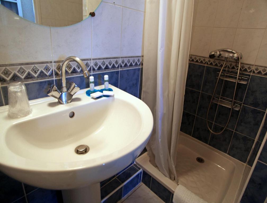 Auberge Du Chateau Margon  Zimmer foto