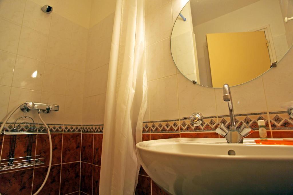 Auberge Du Chateau Margon  Zimmer foto