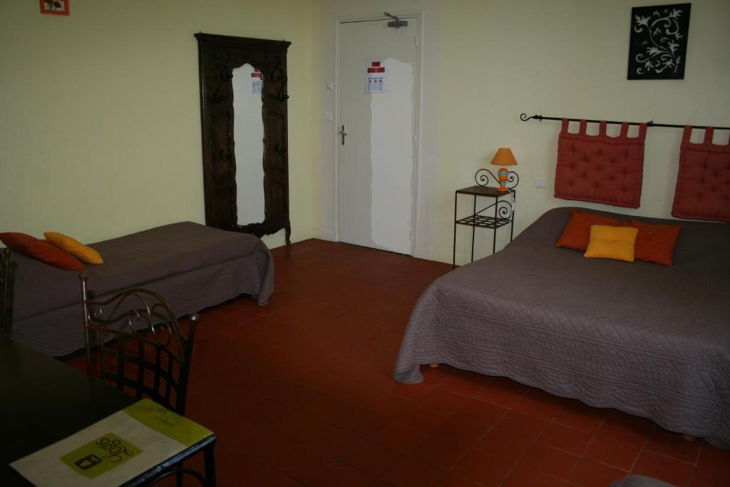 Auberge Du Chateau Margon  Zimmer foto